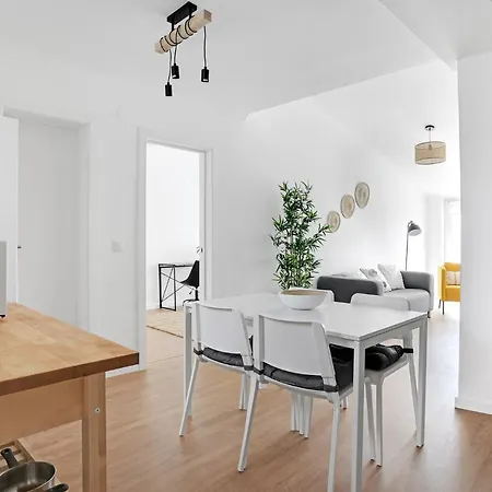 Sunny 2 Bedroom In - Balconies With River View דירה
