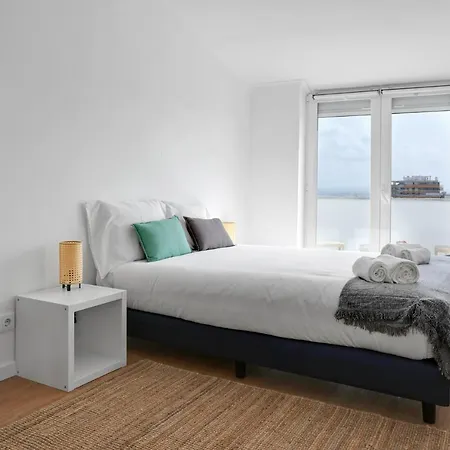 Sunny - - Balcony With River View By Lisbeyond * Алмада