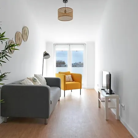 Sunny 2 Bedroom In - Balconies With River View דירה *