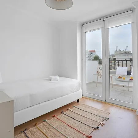 Sunny - - Balcony With River View By Lisbeyond * Алмада